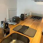 Modern 1-Bedroom Flat On The Avenue